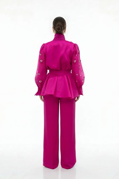 طقم جاكيت شيفون مزين باللؤلؤ باللون الفوشيا وبنطال سهرة بمقاسات كبيرة